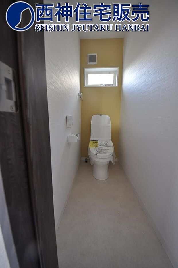 1階ウォシュレット機能付きトイレになります。小窓付きで換気良好、ゆったりとしております！現地（2024年2月6日）撮影