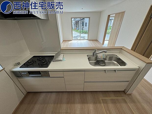 キッチンは、シンクはステンレスシンクで、レンジフードは、薄型レンジフードでお掃除が簡単です。現地（2024年4月25日）撮影