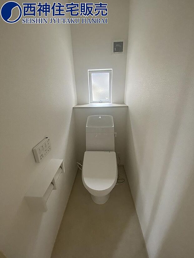 2階ウォシュレット機能付きトイレです。小窓付きで換気良好です！現地（2024年4月22日）撮影