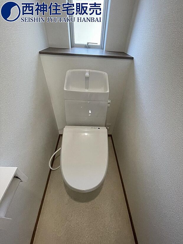 2階にも1階同様ウォシュレット機能付きトイレを完備しております。こちらも小窓付きで換気良好です！ 現地（2024年4月12日）撮影