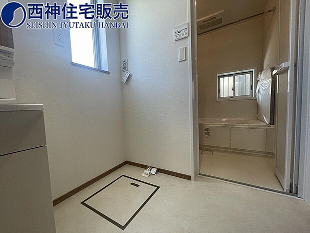 洗面室です。洗面台横には洗濯機を置いていただけるスペースがございます。窓付きで換気も良好です！現地（2024年4月12日）撮影