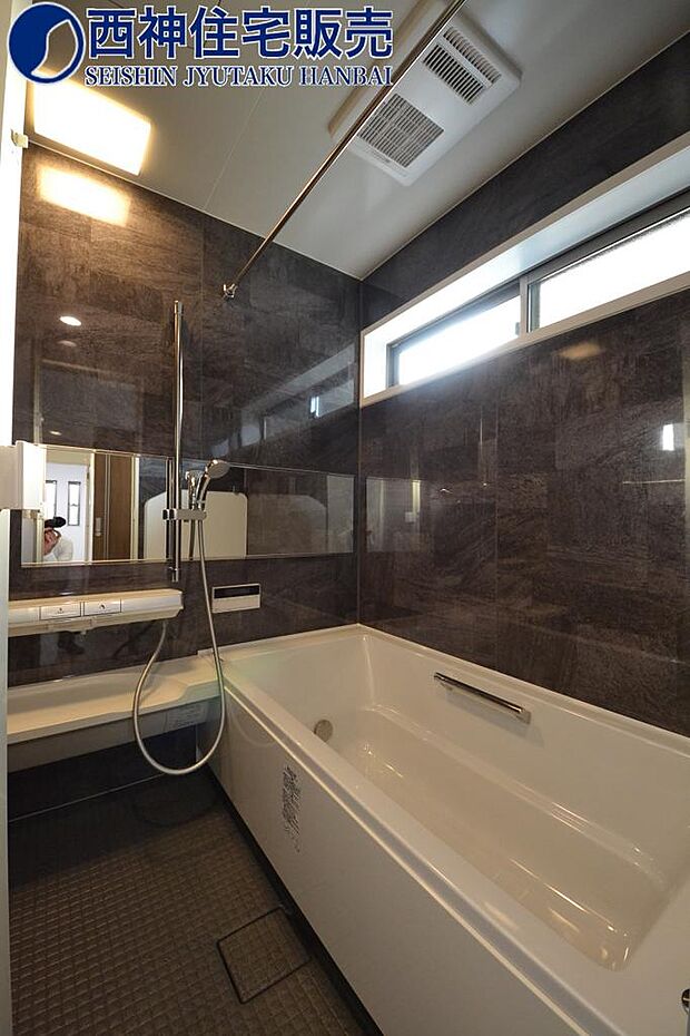 （施工例）お風呂は寒くなりにくい「断熱ユニットバス・断熱浴槽」を使用。床も冷たくならない床材を使っています。又大きさは畳２枚分（１坪）サイズのゆったりした大きさです。