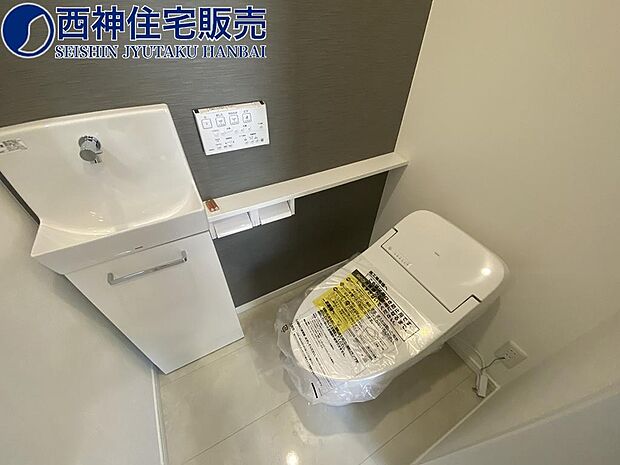 1階のお手洗いでございます。ウォシュレット機能付きで便利です。現地（2024年3月22日）撮影