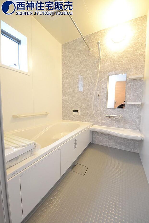同社施工写真。お風呂は寒くなりにくい「断熱ユニットバス・断熱浴槽」を使用。床も冷たくならない床材を使っています。又大きさは畳２枚分（１坪）サイズのゆったりした大きさです