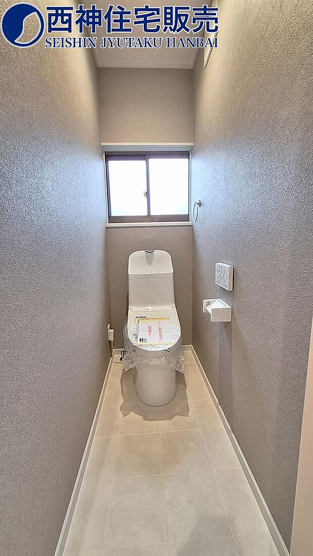 1階ウォシュレット機能付きトイレです。小窓付きで換気良好、ゆったりとしております！現地（2024年3月26日）撮影
