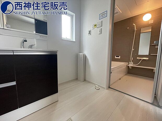 洗面室です。洗面台横には洗濯機を置いていただけるスペースがございます。窓付きで換気も良好です！現地（2024年4月15日）撮影