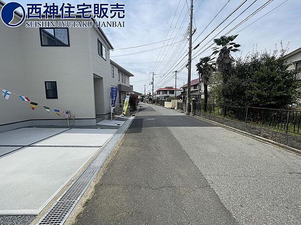 前面道路は幅員約6.2ｍとゆったりしております。交通量も少なめで安心の住環境です。現地（2024年4月15日）撮影