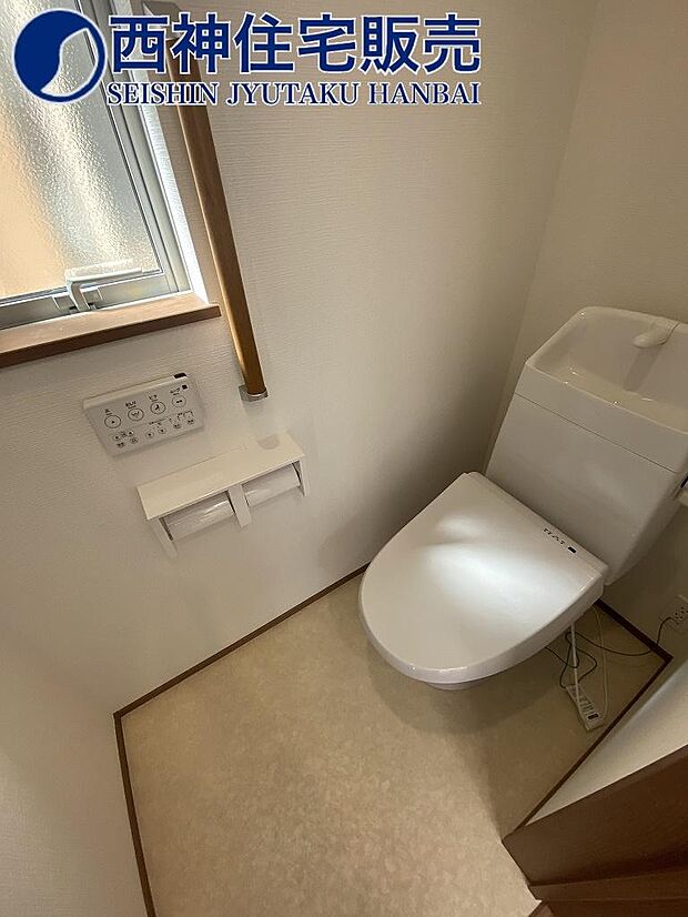 1階ウォシュレット機能付きトイレです。小窓付きで換気も良好です！現地（2024年4月1日）撮影