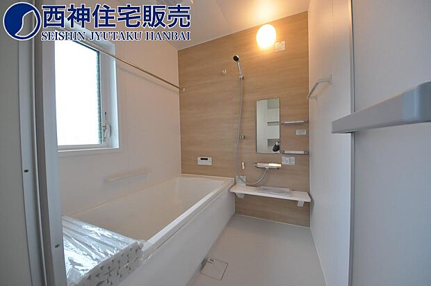 （施工例）お風呂は寒くなりにくい「断熱ユニットバス・断熱浴槽」を使用。床も冷たくならない床材を使っています。又大きさは畳２枚分（１坪）サイズのゆったりした大きさです。