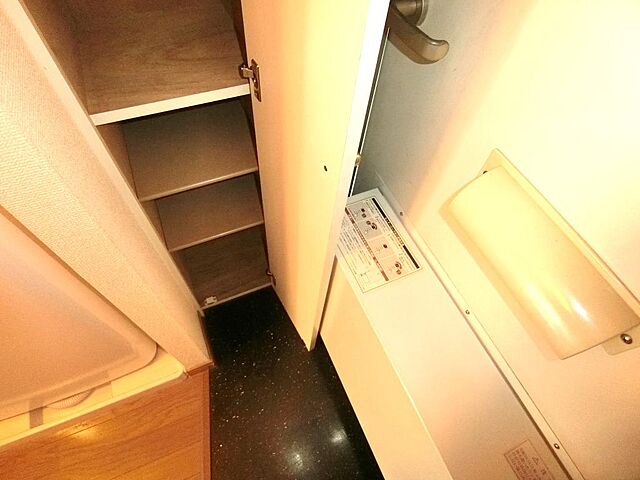 シューズボックスと宅配ボックスを完備です。