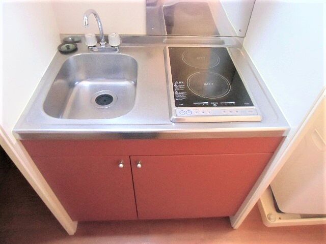 キッチンには２口コンロ付です。
