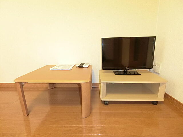 テレビ・テレビ台・ローテーブル完備です。