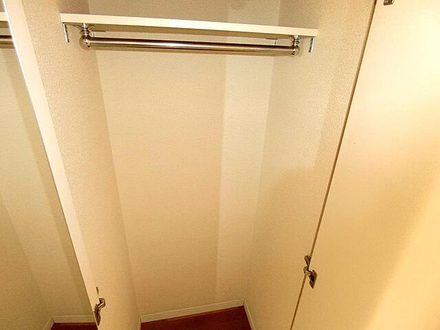 ハンガーパイプ付のクローゼットです☆