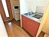 キッチン：２口コンロ・２ドア冷蔵庫・電子レンジ完備です。