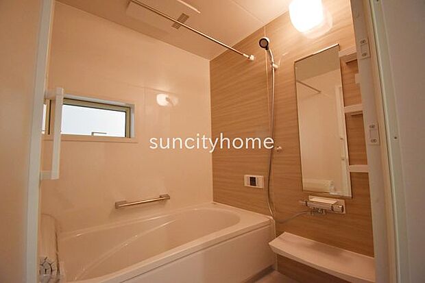 窓付きのバスルーム。陽射し差し込む明るい環境は、日中の入浴も気持ち良くお使い頂けそうです。
