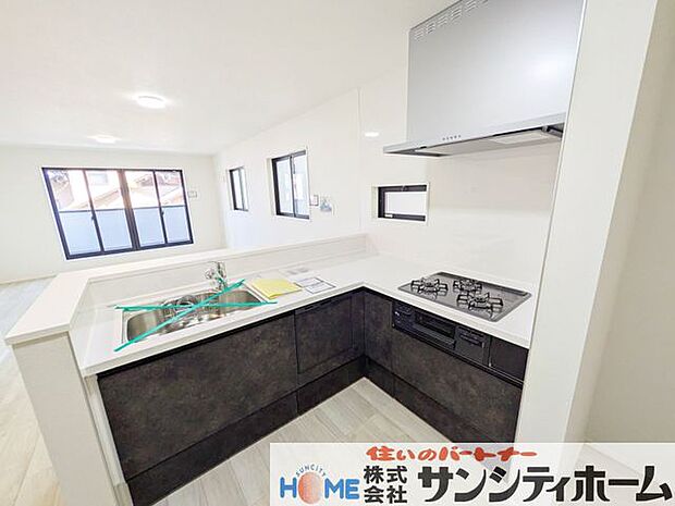 お料理をしながらリビング全体を見渡すことができるのでお子様が遊んだり、勉強していても一緒に空間を共有できます。