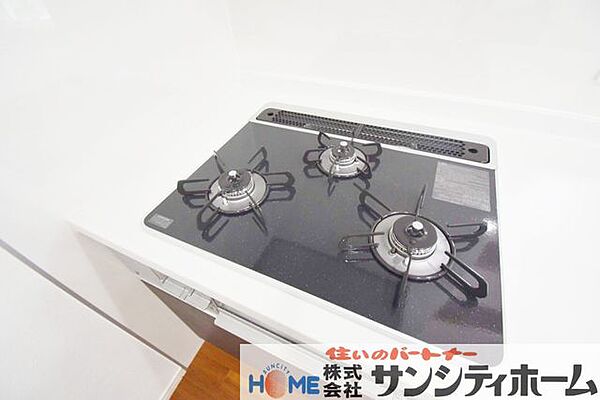 便利な3口コンロはお料理好きな方に嬉しい設備です。