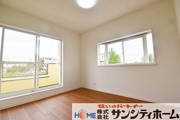 ベッドや学習机を置いても十分な広さがございます。