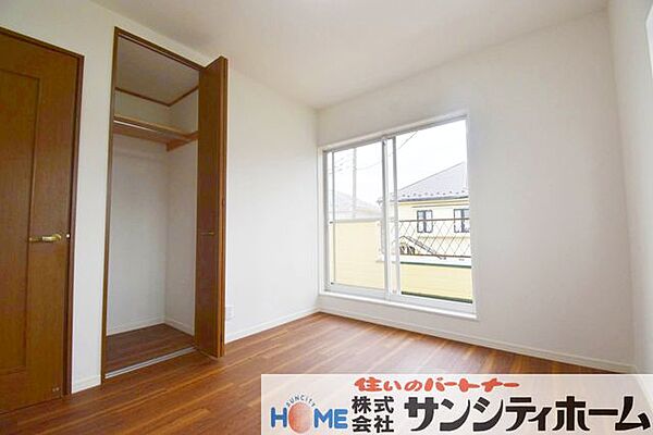 大きな窓からは爽やかな風が通り抜け、明るい陽光が降り注ぐ気持ちの良い空間です！