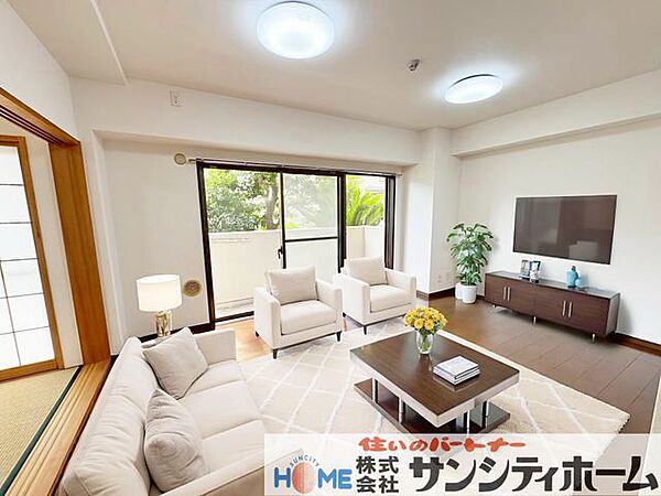 日差したっぷりの明るいＬＤＫでご家族とのんびりとしたひと時を過ごせそうですね。家具配置はイメージです