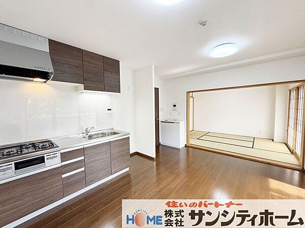 広々と開放感のあるＬＤＫなので大画面テレビを置いてご家族と映画鑑賞なども楽しめますね。