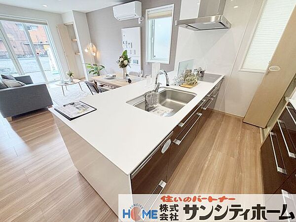 家族との会話が楽しい対面式。収納もたくさんあるシステムキッチンで使い勝手も良好です。対面キッチンなので、お子様の目を離すことなくお料理の準備や片づけができ安心です。