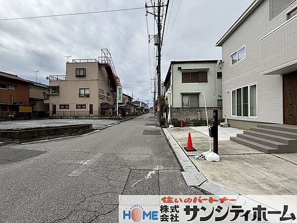 静かな環境の前面道路のため、お子様も安心生活を送っていただけます♪