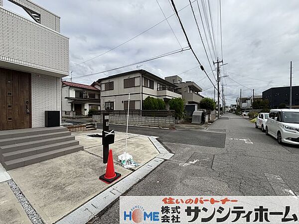 静かな環境の前面道路のため、お子様も安心生活を送っていただけます♪