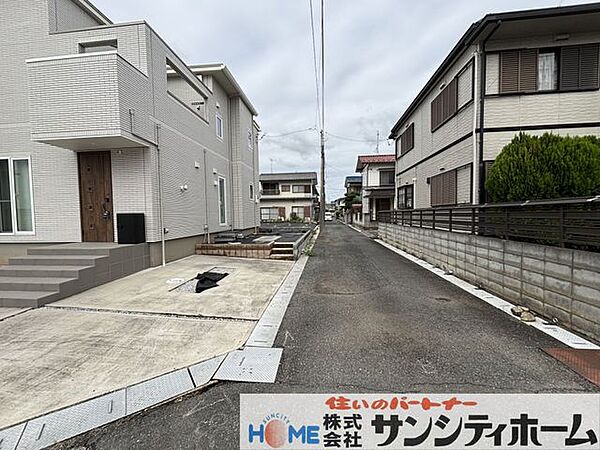 前面道路は交通量が少なく静かで安全な住環境です。小さなお子様がいても安心ですね。