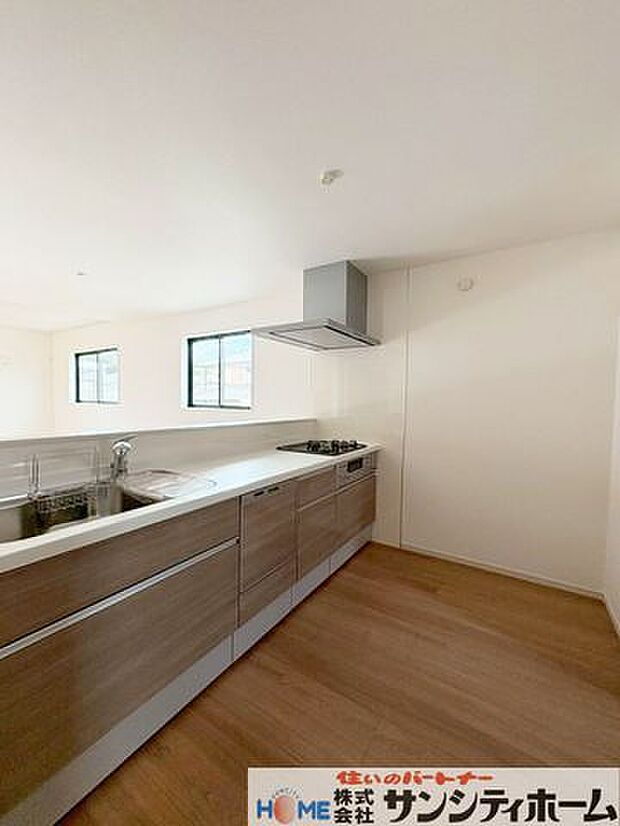 作業スペースや収納をしっかり確保したシステムキッチンを採用。