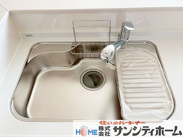 広々シンクで料理も食後の後片付けもはかどりますね。