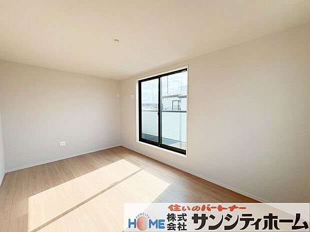 ベッドや学習机を置いても十分な広さがございます。