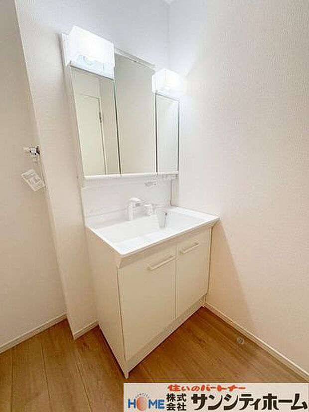 広々洗面所で朝の身支度やお子様のお着換えも快適です。