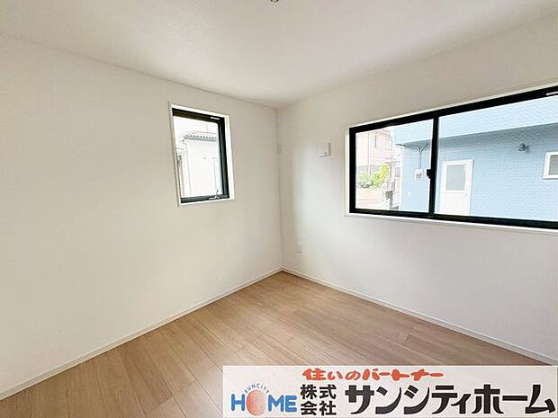 お部屋によって窓の配置や大きさが異なります。個性的かつ採光も考えられた設計です。
