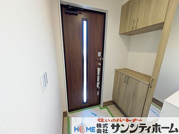 お出かけ前に全身チェックできるミラー付きの下駄箱で玄関周りがスッキリ片付きますね!