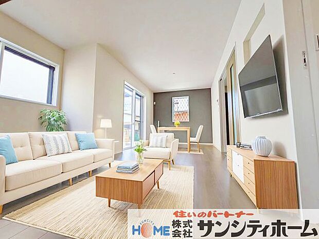 日差したっぷりの明るいLDKでご家族とのんびりとしたひと時を過ごせそうですね。