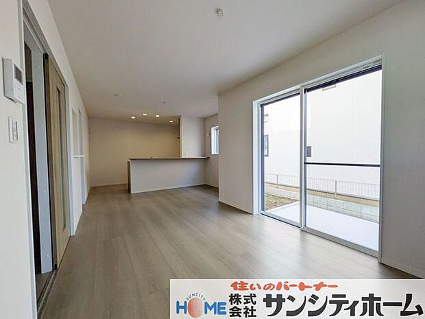 大きな窓のあるリビングは、陽光あふれる明るい空間です。居心地よく、ご家族皆がゆったり寛げる想いの空間となりそうです。