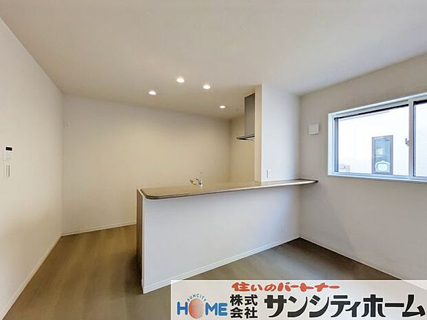 対面式を採用したキッチンですのでリビングで寛ぐご家族をいつも感じられます。