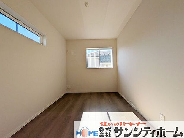 ベッドや学習机を置いても十分な広さがございます。