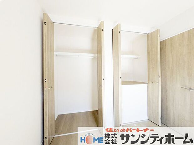 収納が豊富なのでご家族みんなのお荷物がすっきり片付きそうですね!