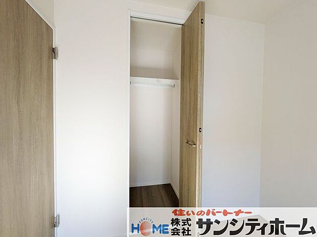 収納が豊富なのでご家族みんなのお荷物がすっきり片付きそうですね!