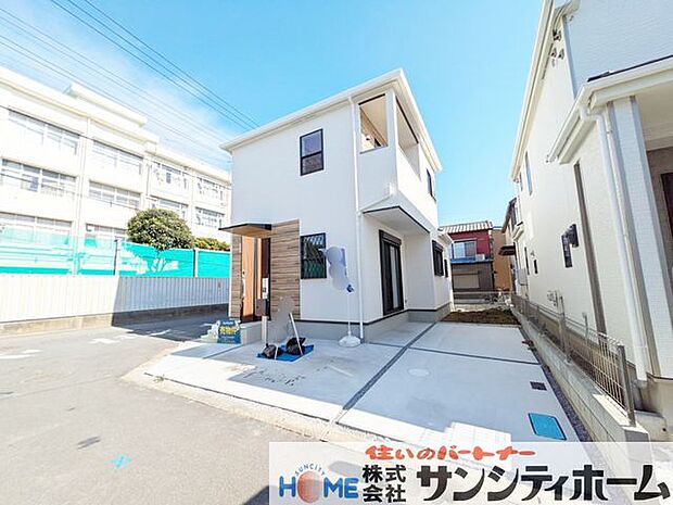 カースペースが2台分あるのでお車での移動が多いご家族にも便利で快適です!