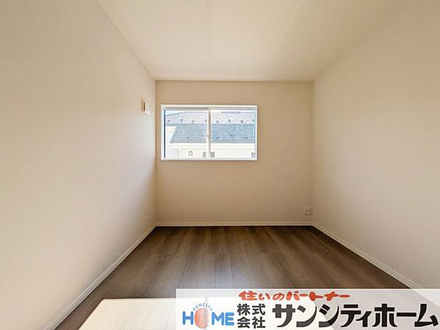 シンプルにデザインされた室内。家具やレイアウトでお好みの空間に。