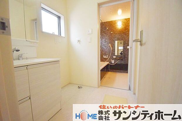 広々洗面所で朝の身支度やお子様のお着換えも快適です。