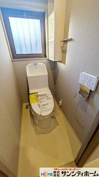 明るく清潔感あふれる洗浄機能付きのトイレです。