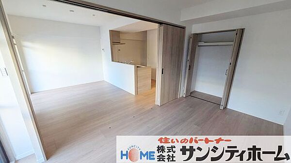 個室にもリビング続き間にもフレキシブルに使える洋室です。