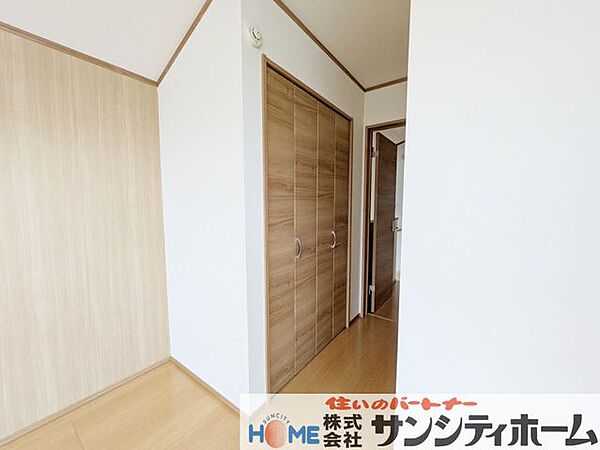 収納が豊富なのでご家族みんなのお荷物がすっきり片付きそうですね！