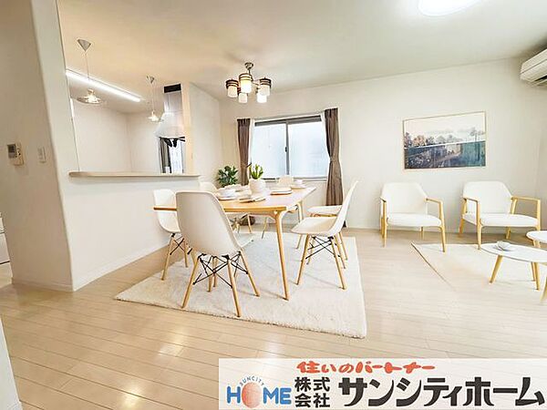 会話のしやすいカウンターキッチンで家族みんながくつろげる家です。AIによるホームステージング画像です