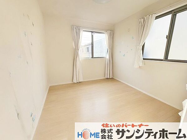 大きな窓からは爽やかな風が通り抜け、明るい陽光が降り注ぐ気持ちの良い空間です！