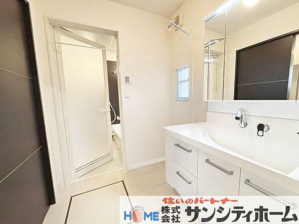 3面鏡洗面台。毎日の忙しい朝に身支度も気持よくお使い頂けます。